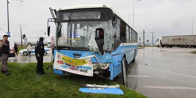 Tır ile halk otobüsü çarpıştı: 8 yaralı