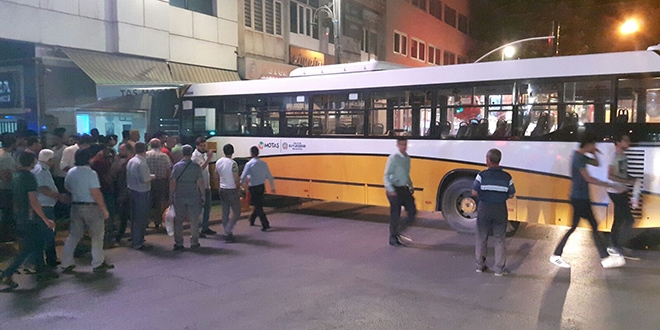 El freni çekilmeyen belediye otobüsü iş yerine girdi