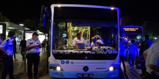 Belediye otobüsü yolculara çarptı: Yaralılar var