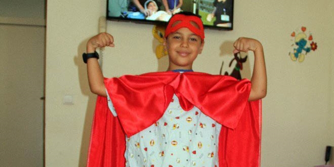 Çocuklar ameliyata süper kahraman kostümleriyle giriyor