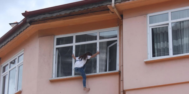 Genç kız, pencereye çıkarak intihara kalkıştı