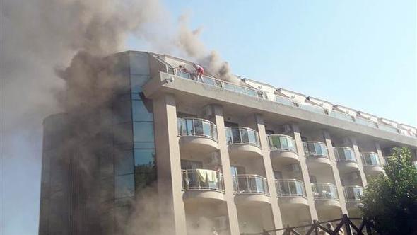 Antalya'da lüks otelde yangın! 400 kişi tahliye edildi