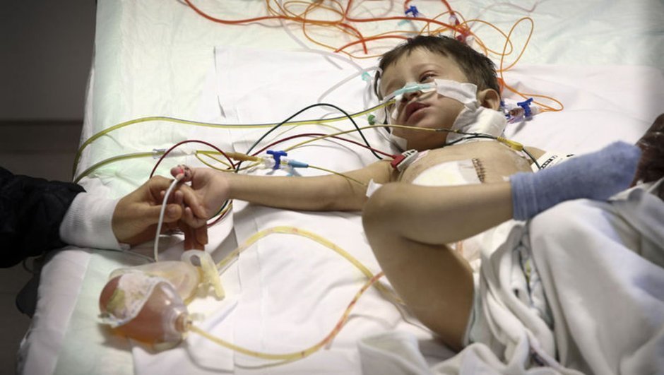 Organları ters doğan Ahmet Efe Gövcü nakille hayata tutundu