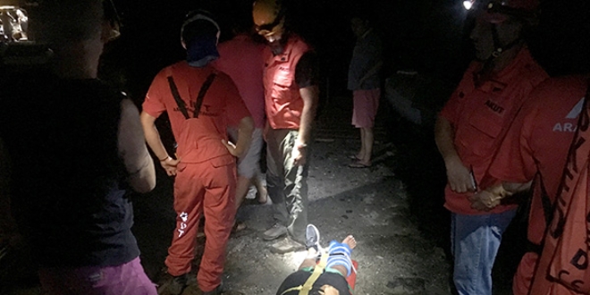Yürüyüşte ayağı kırılan kadını AKUT kurtardı