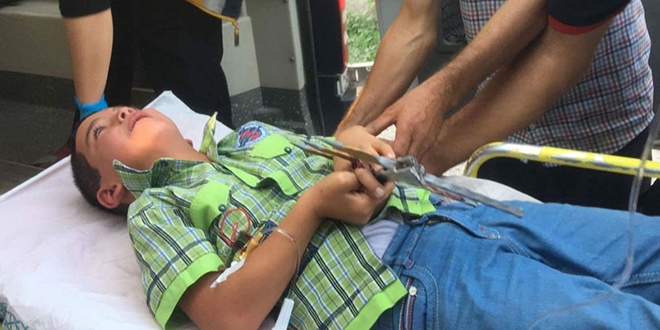 Eline saplanan demir korkulukla hastaneye kaldırıldı