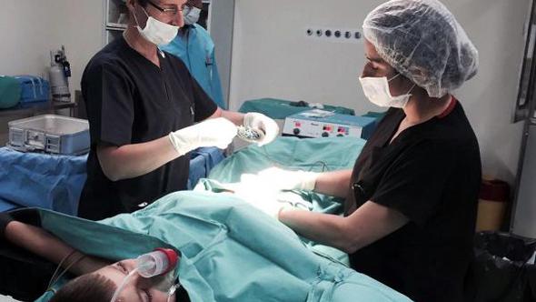 Türk ve Güney Koreli cerrahlar canlı yayında ameliyat yapacak