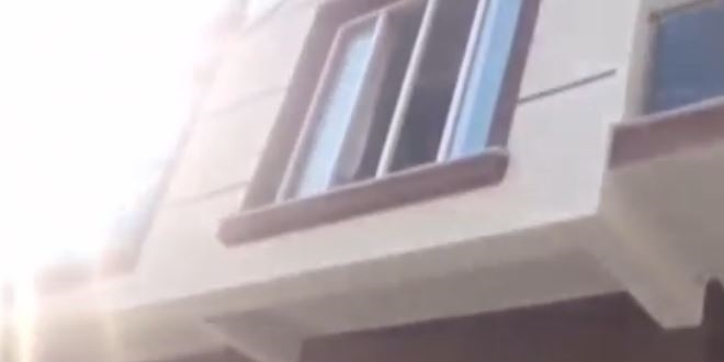 Halı silkeleyen üniversite öğrencileri balkondan düştü