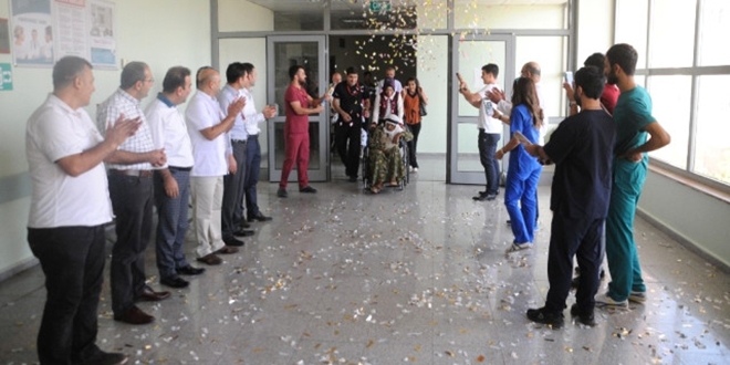 93 yaşındaki kadına hastanede sürpriz doğum günü