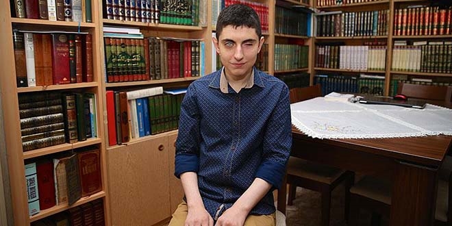 Görme engelli Huzeyfe'nin üniversite başarısı