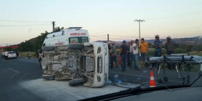 İzmir'de minibüsle ambulans çarpıştı: 4 yaralı