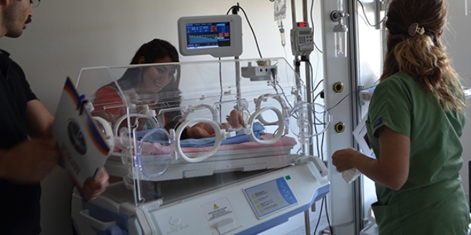 Çöp poşetinde bulunan bebek kuvöze alındı