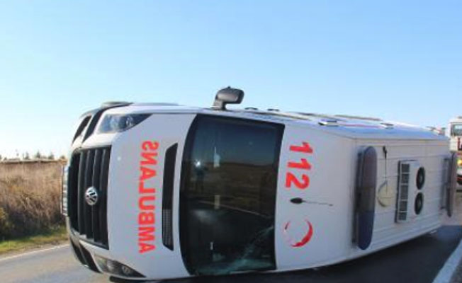 Samsun’da ambulans devrildi: 3 yaralı