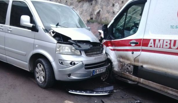 Otomobil ambulansa çarptı: 4 yaralı