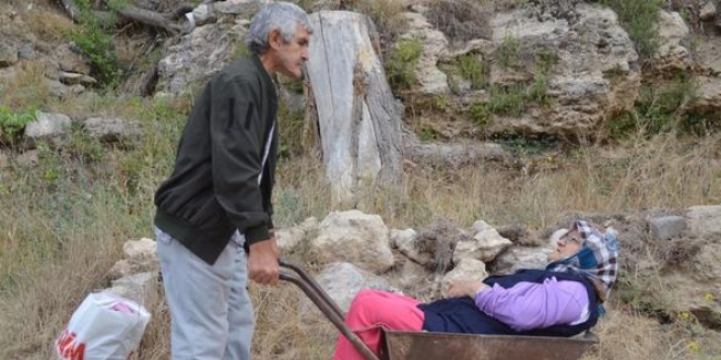 Kayseri'de el arabasıyla hasta taşındığı iddiası