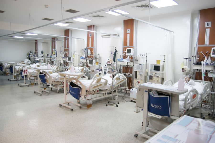 Rize'de yoğun bakım servisi dolan hastanenin başhekimi aşı çağrısı yaptı