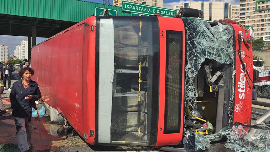 Son Dakika: İstanbul'da korkunç kaza! Özel halk otobüsü devrildi, çok sayıda yaralı var