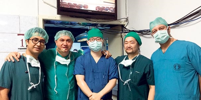 Türk ve Güney Koreli hekimler karaciğer ameliyatını dünyaya canlı yayında izletti