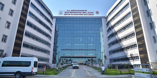 Yakınları vefat eden bir grup hastane çalışanlarını darp etti