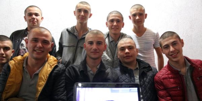 12 liseli, lösemi hastası arkadaşı için saçlarını kazıttı