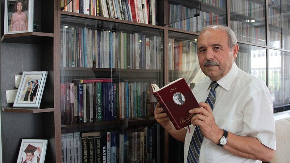 Yusuf Özmerdivenli sigaraya para vermek yerine 10 bin kitap aldı