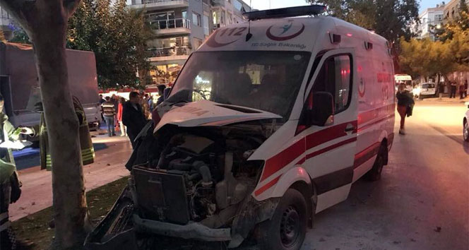 Otomobil ambulansla çarpıştı: 3 sağlık personeli yaralı