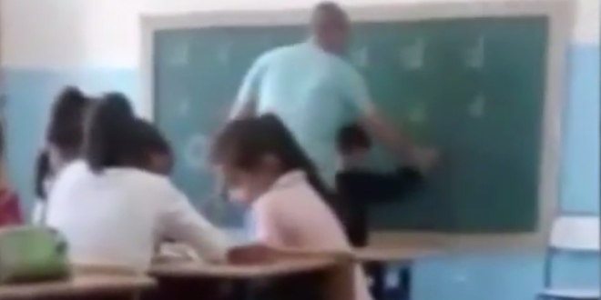 D harfinden dolayı dayak atan öğretmen açığa alındı