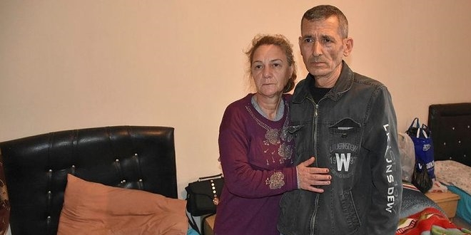 Çocukları tarafından sokağa atılan kanser hastası ve eşine, kaymakam sahip çıktı