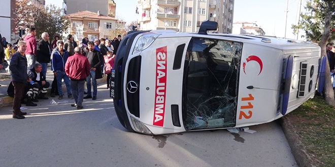 Ambulans otomobille çarpıştı: 5 yaralı