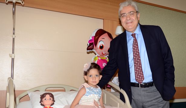 Tedavi edilemez denilen hastayı Türk cerrah tedavi etti