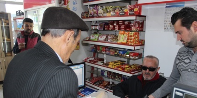 Görme engelli Hüseyin Ocak, 25 yıldır bakkal işletiyor