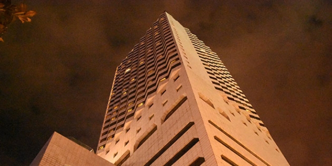 Otelin 28'inci katından ölüme atladı