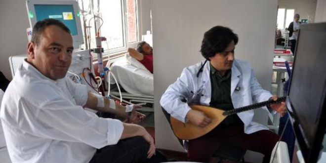 Trabzon'da doktordan hastalara sazlı sözlü terapi