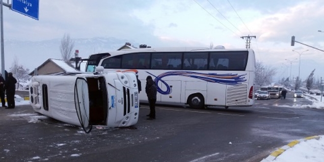 Öğrencisi servisi ile yolcu otobüsü çarpıştı: 18 öğrenci yaralı