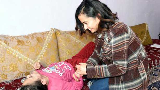 İzmirli doktor, Hakkari'de günde 90 hasta bakıp, yılda 100 hastaya evde fizik tedavi yapıyor