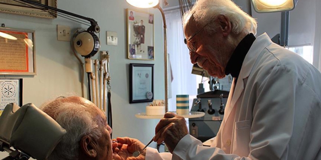 'Diş'ini tırnağına takarak 60 yıldır çalışıyor