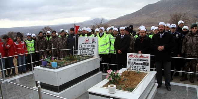 Şehit polis Sekin kabri başında anıldı