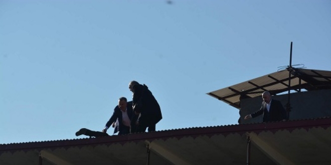 İntihar etmek için çıktığı çatıda baygınlık geçirdi