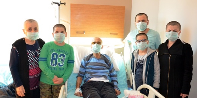 Kanser hastası babalarına destek için saçlarını kazıttılar