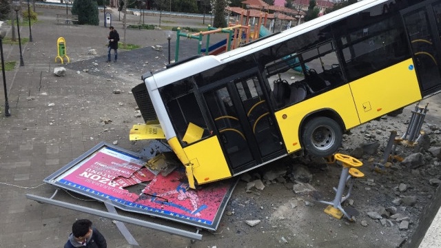 Trabzon'da dehşet! Belediye otobüsü çocuk parkına düştü