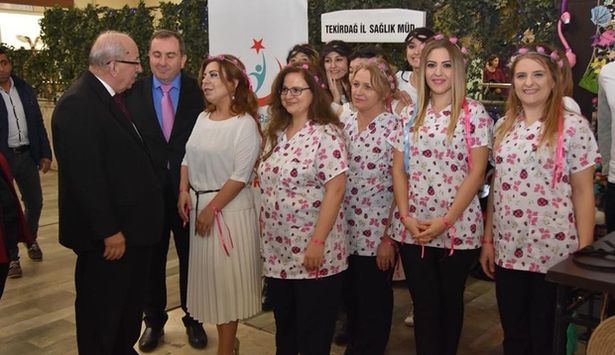 Doktor, hemşire ve sağlık görevlileri kanser için dans etti