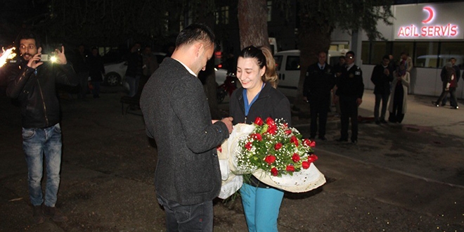 Polis memurundan acil servis önünde evlilik teklifi