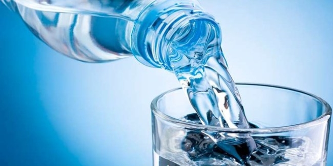 Su şişelerine gereksiz ilaç kullanımına karşı uyarı etiketi