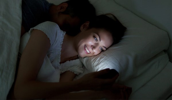 Kaliteli bir uyku için cep telefonunu yatak odasına sokmayın!