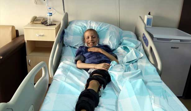 Arkadaşının tekmesi hayatını kurtardı