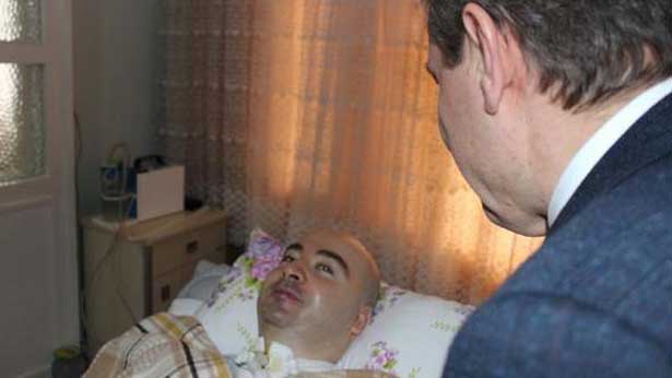 Genç doktor 10 yıl yoğun bakımda yaşam mücadelesi verdi, yatağından meslektaşlarını selamladı