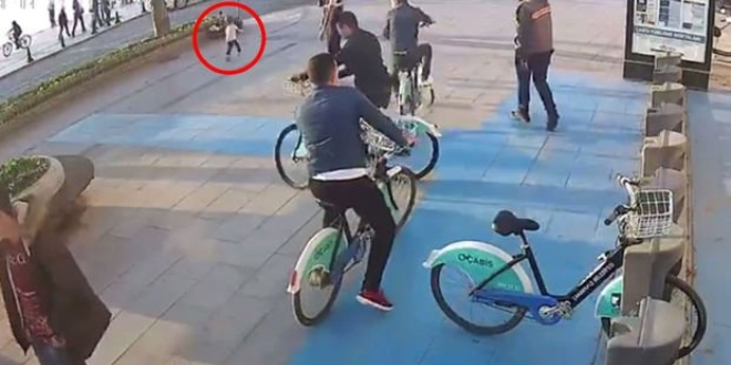 Belediye işçisinin dikkati küçük kızı kurtardı