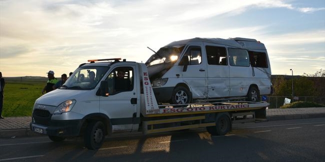 Servis minibüsü ile otomobil çarpıştı: 25 yaralı