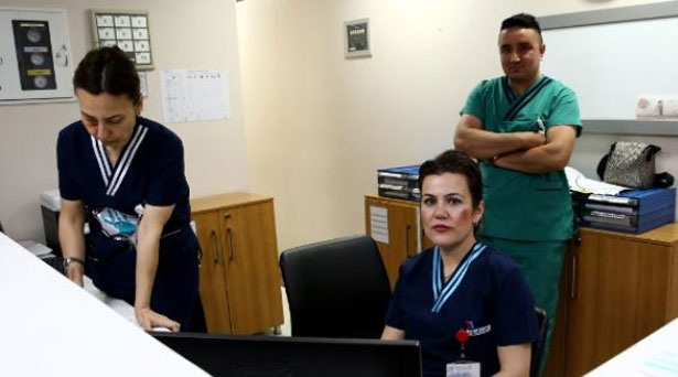 Özel hastane çalışanları tepki için 'dayak makyajı' ile hastalara hizmet verdi