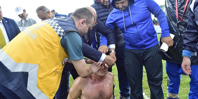 Milletvekili adayı doktor yaralıya ilk müdahalede bulundu