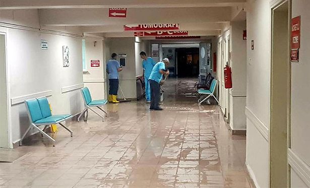 Hastaneyi su bastı... Hastalar üst katlara taşındı